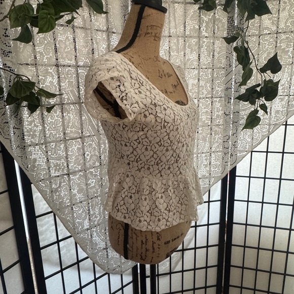 Anthropologie Pins and Needles Crochet Lace Peplum Top Women’s Size Small - Picture 2 of 10
